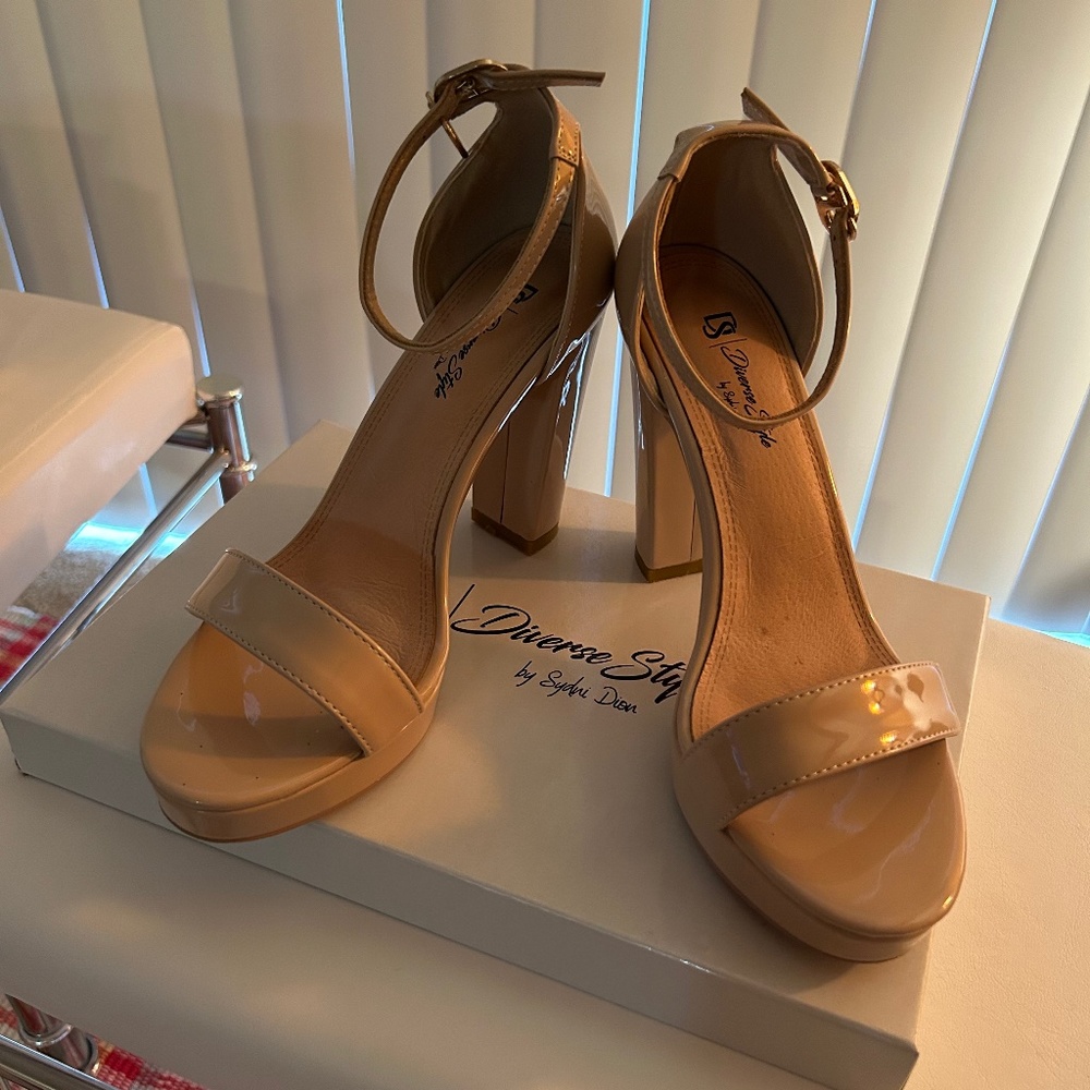 NIB Diverse Style Sydni Dion Sweetie Cashew Light Nude 8 Heels